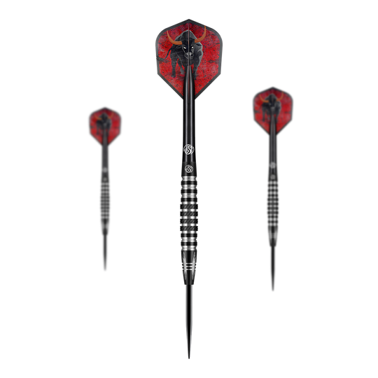 Ocelové šipky Shot Americana The Wrangler Das Bild zeigt drei Steeldarts des Produkts „Shot Americana The Wrangler“. Die Flights der Darts sind rot und mit einem schwarzen Stiermotiv verziert.