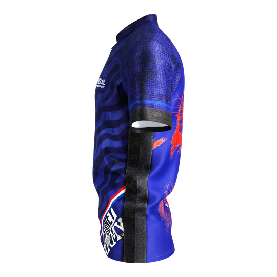 Das Bild zeigt das Target Coolplay Raymond Van Barneveld 2025 Dartshirt. Das Shirt ist überwiegend blau mit schwarzen und roten Akzenten und auffälligem Design.