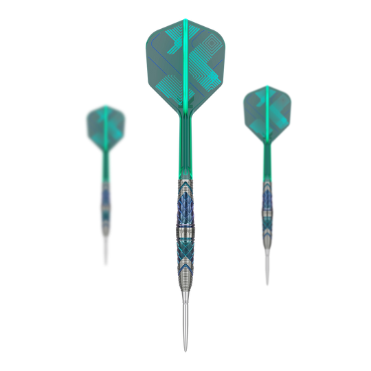 Das Bild zeigt drei Steeldarts der Serie "Target Japan Kaze Series Ceros 01" mit einem Gewicht von 23g. Die Darts haben grüne Flights mit geometrischem Muster und silber-blaue Griffe.