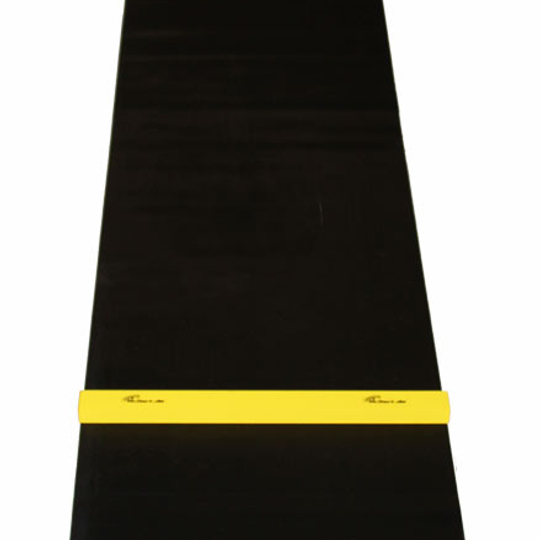 633_1 Auf dem Bild ist eine schwarze Gummimatte mit einer gelben Holz-Oche zu sehen. Die Matte wird für das Dartspiel verwendet.