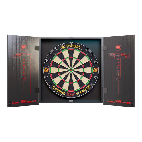 Das Bild zeigt das "Target Gabriel Clemens Kabinet Dartboard Set" mit geöffneten Schranktüren. In der Mitte befindet sich eine klassische Dartscheibe, umgeben von einer stilvollen schwarzen Schrankumrahmung mit roten Akzenten.