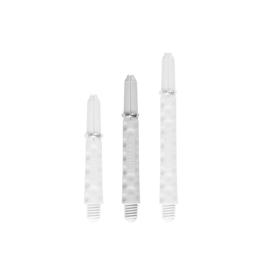 Auf dem Bild sind drei weiße Dartschäfte in unterschiedlichen Längen zu sehen. Sie haben eine strukturierte Oberfläche mit kleinen Vertiefungen und jeweils einen Metallring.
