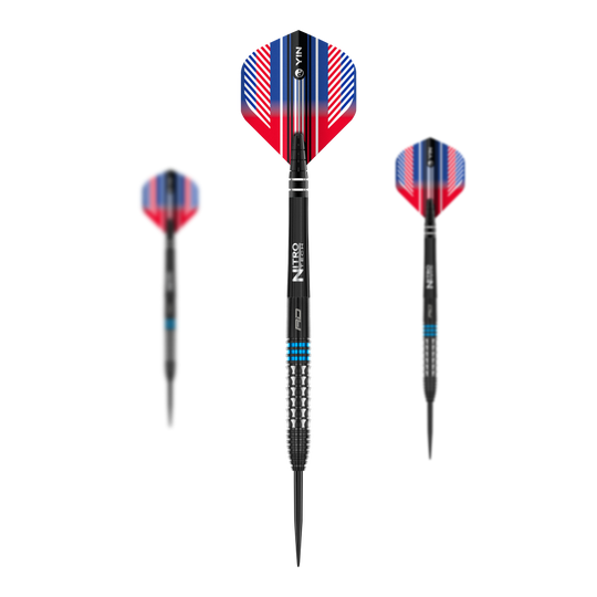 Das Bild zeigt drei Steeldarts des Produkts 'Red Dragon Vengeance Blue'. Die Darts haben schwarze Spitzen, silberne Griffe mit blauen Ringen und auffällige Flights in Rot, Blau und Weiß.