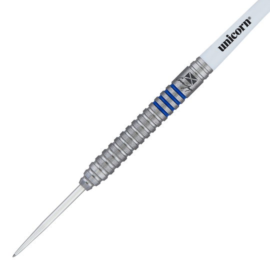 Ocelové šipky Unicorn Contender Cameron Menzies - 23g Das Bild zeigt einen Unicorn Contender Camerion Menzies Steeldart mit einem Gewicht von 23g. Der Dart hat blaue Ringe und einen silbernen, geriffelten Griff.
