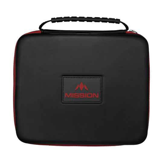 Peněženka Mission Luxor Dart Die Abbildung zeigt eine schwarze Tasche mit einem Henkel und rotem Reißverschluss. Auf der Vorderseite befindet sich ein rechteckiges Logo mit der Aufschrift „MISSION“ in Rot.