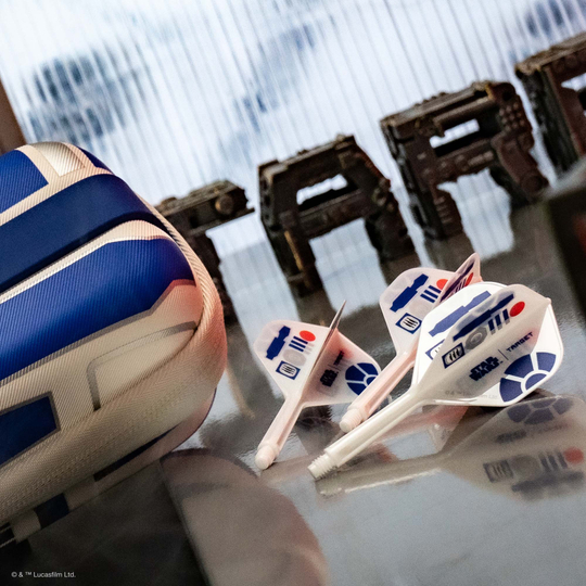 Standardní letky Target Star Wars K-Flex R2D2 No2 Abgebildet sind die Target Star Wars K-Flex R2D2 No6 Flights. Diese Flights sind im Stil von R2D2 aus Star Wars gestaltet.