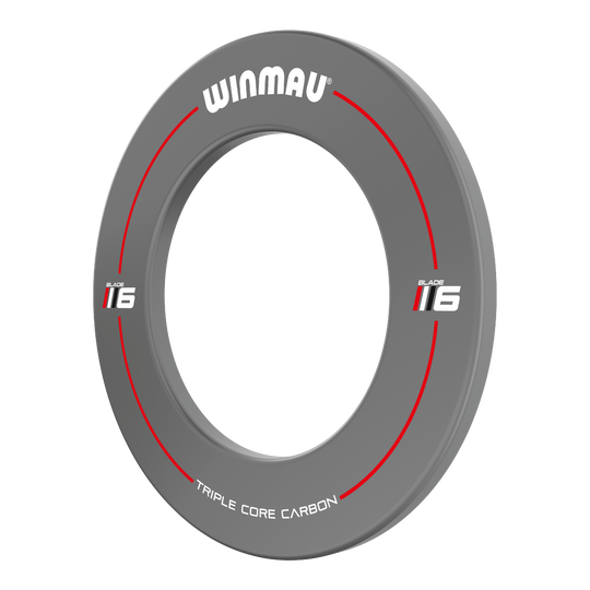 Das Bild zeigt das Winmau Blade 6 Design Dartboard Surround in Grau. Es ist rund und hat rote sowie weiße Akzente mit der Aufschrift "WINMAU" und "TRIPLE CORE CARBON".