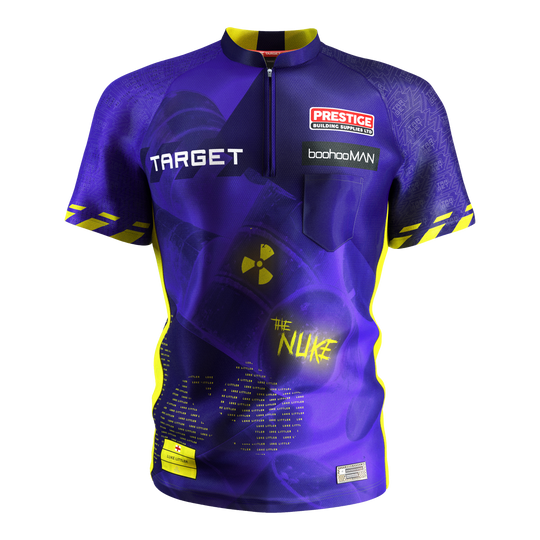 Das Bild zeigt das "Target Coolplay Luke Littler 2025 Dartshirt" in leuchtenden Lila- und Gelbtönen. Auf dem Shirt sind verschiedene Logos, Schriftzüge und ein auffälliges Symbol mit der Aufschrift „The Nuke“ zu sehen.