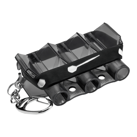 Pouzdro Krystal Flight Case ve stylu L - průhledně černé Das Bild zeigt das Produkt "L-Style Krystal Flight Case" in transparenter schwarzer Farbe. Es handelt sich um ein kompaktes Etui mit Schlüsselanhänger zur Aufbewahrung von Dart-Flights.