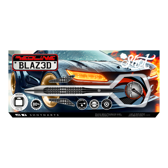 Šipky Shot Redline Blazed Steel Das Bild zeigt die Verpackung der "Shot Redline Blazed Steeldarts" vor einem sportlichen Auto mit leuchtenden Scheinwerfern. Auf der Verpackung sind die Darts sowie verschiedene Produktsymbole und Informationen sichtbar.