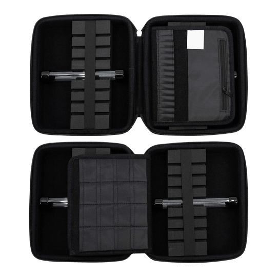 Peněženka GOAT Locker XXL Dart Das Bild zeigt das geöffnete GOAT Locker XXL Dartwallet mit mehreren Fächern und Halterungen für Dartzubehör. Die Darttasche ist schwarz und bietet viel Platz zur sicheren Aufbewahrung.