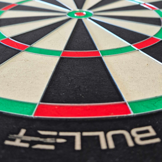 Ocelový terč Bullet Apex Hier sieht man das Bullet Apex Steeldartboard. Das Produkt wird von der Seite präsentiert.