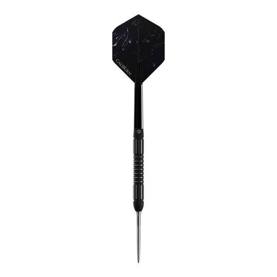 Ocelové šipky Caliburn Sword S2 Das Bild zeigt einen Caliburn Sword S2 Steeldart. Der Dart ist schlank und schwarz mit einer spitzen Metallspitze und dunklem Flight.