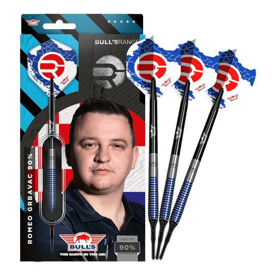 Měkké šipky Bulls NL Romeo Grbavac - 19g Das Bild zeigt das Produkt "Bulls NL Romeo Grbavac Softdarts- 19g" mit einer Verpackung, auf der ein Porträt des Spielers abgebildet ist. Neben der Verpackung sind drei Softdarts mit blau-schwarzen Schäften und auffälligen Flights zu sehen.