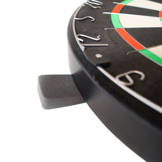 Sada terčů Karella BullOut včetně 2 sad ocelových šipek Hier ist das Karella Dartboard BullOut Set mit zwei Sätzen Steeldarts abgebildet. Das Set eignet sich für Dartspieler aller Erfahrungsstufen.