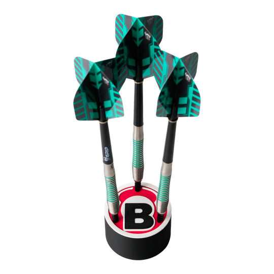 Držák na šipky Bulls s kulatým logem Das Bild zeigt drei Darts, die in einem runden Halter mit dem Bulls-Logo stehen. Die Flights der Darts sind schwarz und grün gemustert.