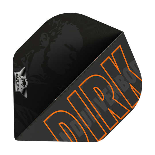 Bulls NL Player 100 Dirk Van Duijvenbode č. 2 standardní lety Das Bild zeigt ein schwarzes Dartflight mit dem Namen "DIRK" in großen orangefarbenen Buchstaben. In der Ecke ist das Bulls-Logo zu sehen und im Hintergrund ist ein Porträt schattiert dargestellt.