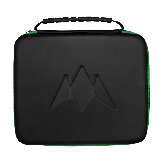 Peněženka Mission Luxor Dart Das Bild zeigt ein rechteckiges, schwarzes Etui mit einem geprägten Logo auf der Vorderseite. Es hat einen schwarzen Griff und einen grünen Reißverschluss an der Seite.