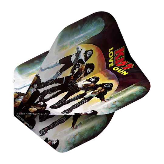 Mission Kiss Love Gun No2 Standardní lety Das Bild zeigt einen Dartflight mit einem Motiv der Band KISS und der Aufschrift "Love Gun". Das Design ist farbenfroh und zeigt die Mitglieder der Band in fantasievollen Kostümen.