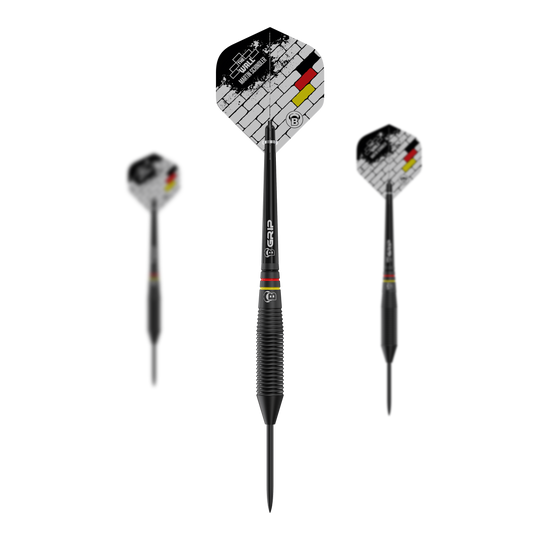Býci Martin Schindler The Wall Černé mosazné ocelové šipky Das Bild zeigt drei schwarze Steeldarts der Marke "Bulls Martin Schindler The Wall Black Brass". Die Flights sind mit einem weißen Mauersteinmuster und den Farben der deutschen Flagge verziert.