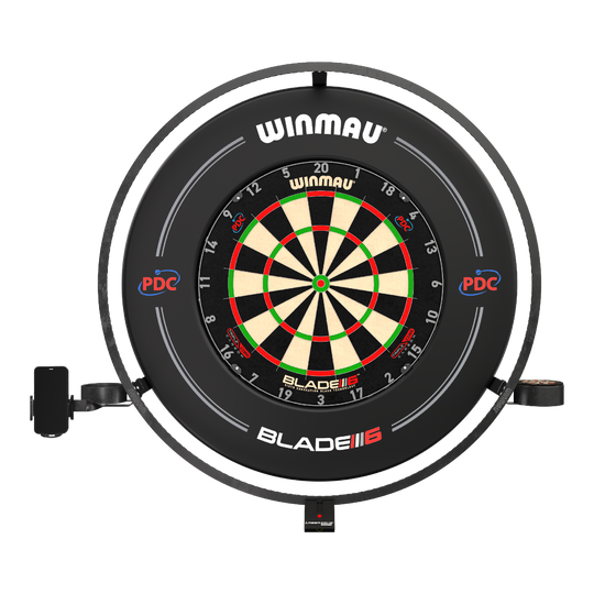 Sada příslušenství Winmau Plasma Das Bild zeigt das Produkt "Winmau Plasma Zubehör Set" mit einer Dartscheibe und einem umgebenden LED-Leuchtring. Das Set ist für professionelles Dartspielen geeignet und trägt das PDC-Logo.