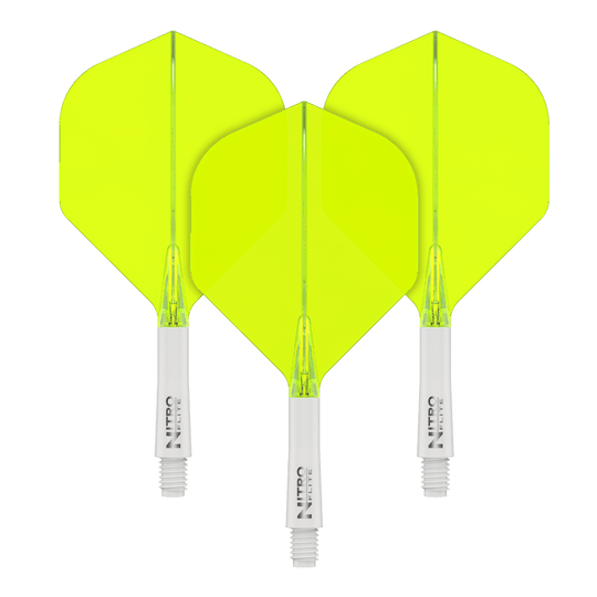 Auf dem Bild sind drei gelbe Dartflights mit weißen Schäften zu sehen. Sie stehen nebeneinander auf einem schwarzen Hintergrund.