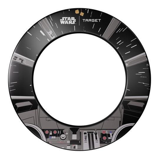 Sada prostorového obložení terče Target Star Wars Millennium Falcon TOR Dieses Bild stellt das Target Star Wars Millennium Falcon Surround Board Bundle dar. Das Design kombiniert klassische Dartscheiben mit Details des Millennium Falcon aus Star Wars.