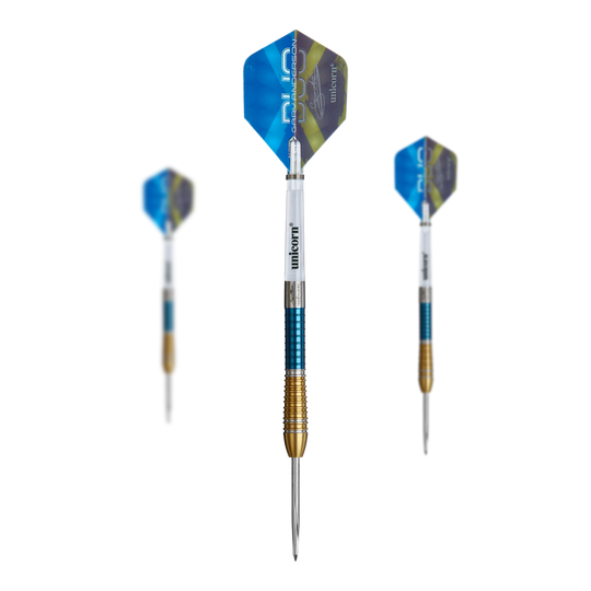 Das Bild zeigt drei Steeldarts der Marke Unicorn, Modell Gary Anderson Duo Phase 6. Die Darts haben blaue Flights und silberne Schäfte mit gold-blauen Akzenten am Griff.