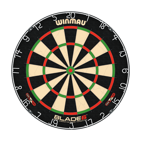 B6DSET_Winmau_Blade_6_Dartboard_Set_2 Das Bild zeigt eine Winmau Blade 6 Dartscheibe mit klassischem Design. Es handelt sich um ein Set, das auch zwei Sets Winmau Steeldarts enthält.