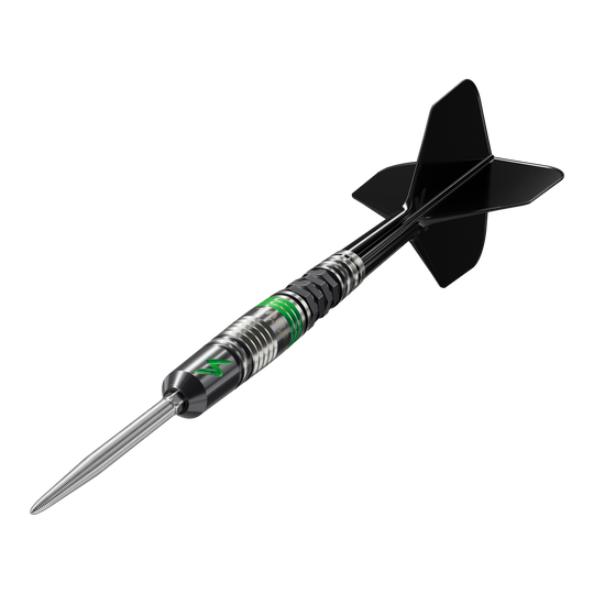 Das Bild zeigt den Target Japan Black Marque Lightning 3 SP Steeldart. Der Dartpfeil ist schwarz-silber mit grünen Akzenten und hat schwarze Flights.