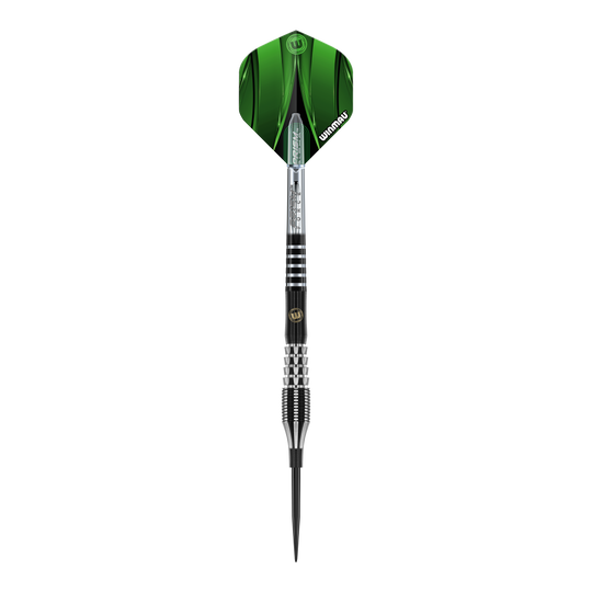 Das Bild zeigt einen Winmau Sniper Special Edition V1 Steeldart. Der Dartpfeil hat eine grüne Flight und ein silber-schwarzes Griffstück.