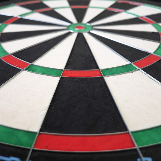 Ocelový terč Mission Samurai Infinity Das Bild zeigt eine Nahaufnahme eines Steeldartboards mit klar erkennbaren Farbfeldern in Rot, Grün, Schwarz und Weiß. Es handelt sich um das Produkt "Mission Samurai Infinity Steeldartboard".