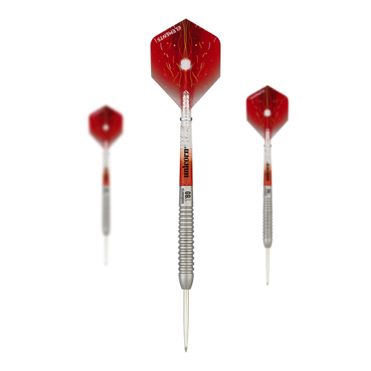 Ocelové šipky Unicorn Core XL Striker Style 5 Das Bild zeigt drei Steeldarts des Produkts "Unicorn Core XL Striker Style 5". Die Darts haben rote Flights und einen silbernen, geriffelten Schaft.