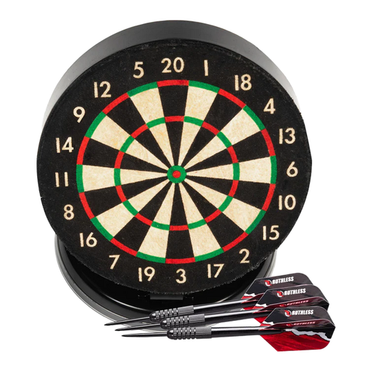Sada mini terčů na stolní počítače Ruthless Das Bild zeigt das Produkt "Ruthless Mini Desktop Dartboard Set" mit einer kleinen Dartscheibe. Vor der Scheibe liegen drei schwarze Dartpfeile mit roten Flights.