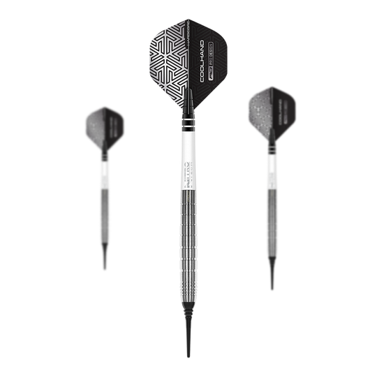 Šipky Red Dragon Luke Humphries TX1 měkké - 20g Das Bild zeigt drei Red Dragon Luke Humphries TX1 Softdarts mit einem Gewicht von 20g. Die Darts haben schwarze Flights mit geometrischem Muster und silber-schwarze Schäfte.