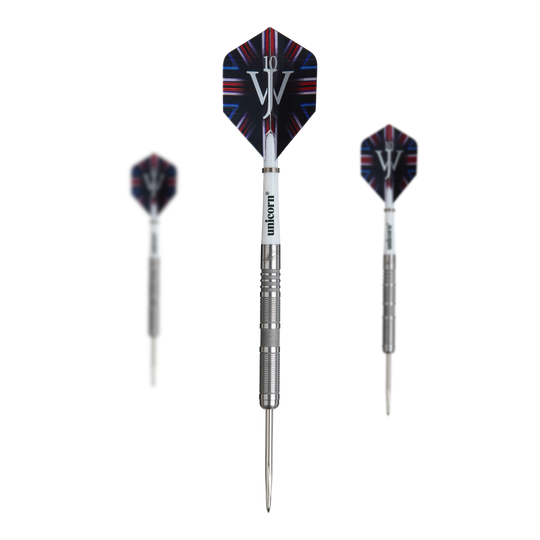 Ocelové šipky Unicorn James Wade The Machine Range Fáze 4 Das Bild zeigt drei Steeldarts aus der "Unicorn James Wade The Machine Range Phase 4" Serie. Die Darts haben silberne Spitzen und auffällige Flights mit einem weißen "JW"-Logo.