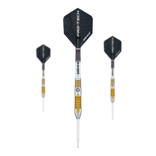 Ocelové šipky Unicorn Pro-Tech Style 1 Das Bild zeigt drei Steeldarts mit schwarzer Flights und silber-goldenem Schaft. Auf den Flights steht "PRO-TECH" und "unicorn" geschrieben.