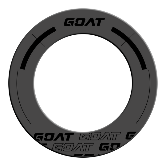 Dies ist der GOAT Defender 3 Anthrazit Dartboard Surround. Der runde Dartschutzring ist dunkelgrau und trägt das GOAT-Logo mehrfach auf der Oberfläche.