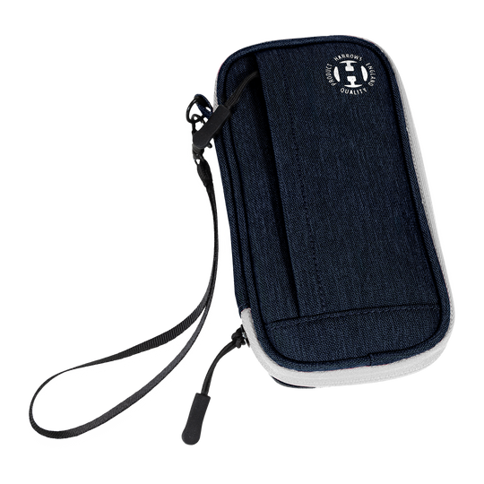 Harrows Smart Case Dartwallet Dies ist ein blaues Dart-Etui mit einer Handschlaufe. Auf der Vorderseite befindet sich ein rundes Harrows-Logo.