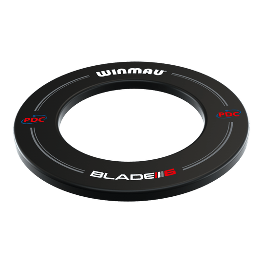 Winmau PDC Dartboard Surround – černá Das Bild zeigt einen schwarzen Winmau PDC Dartboard Surround. Auf dem Ring stehen die Worte "WINMAU", "BLADE 6" und "PDC" in weißer und roter Schrift.