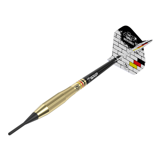 Šipky Bulls Martin Schindler The Wall Brass Softdarts - 18g Das Bild zeigt einen Softdart namens "Bulls Martin Schindler The Wall Brass Softdarts - 18g". Der Dart hat einen messingfarbenen Schaft und eine Flight mit einem weißen Mauer-Design und schwarz-rot-gelben Streifen.