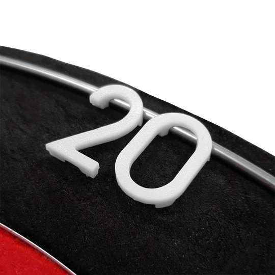 Das Bild zeigt eine weiße Ersatznummer „20“ auf einem Dartboard. Die Zahl ist aus Kunststoff und an einem Metallring befestigt.