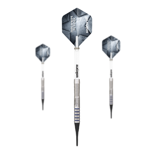 Měkké šipky Unicorn Silver Star Var.2 Gary Anderson Das Bild zeigt drei Softdarts des Modells "Unicorn Silver Star Var.2 Gary Anderson". Die Darts haben silberne Spitzen, einen geriffelten Schaft und blaue Akzente auf dem Barrel.