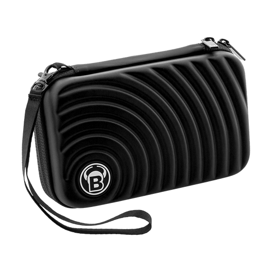 66381_Bulls_Orbis_XL_Dartcase_Black_1ahZ83jkLetnCI Die Abbildung zeigt das Produkt "Bulls Orbis XL Dartcase". Das Etui ist schwarz, hat ein wellenförmiges Design und einen Tragegurt.