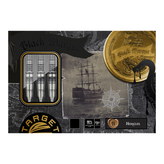 Das Bild zeigt die Verpackung der "Target Japan Black Marque Heracles Steeldarts". Auf der Verpackung sind neben den drei Darts auch ein Segelschiff, ein Kompass und eine goldene Münze abgebildet.