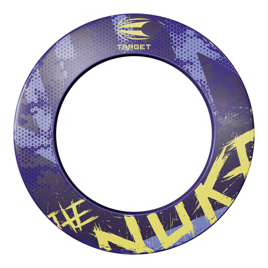 Obvodový terč Target Luke Littler The Nuke Dieses Bild zeigt die Target Luke Littler The Nuke Dartboard Surround. Der Ring ist lila mit gelben und blauen Akzenten und trägt den Schriftzug "#NUKI" und das Target-Logo.