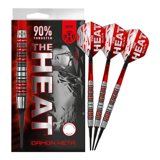 Das Bild zeigt eine Packung Harrows Damon Heta Series 3 Softdarts mit drei Darts daneben. Die Darts sind silber und rot, und auf der Verpackung steht "THE HEAT" sowie "90% Tungsten".