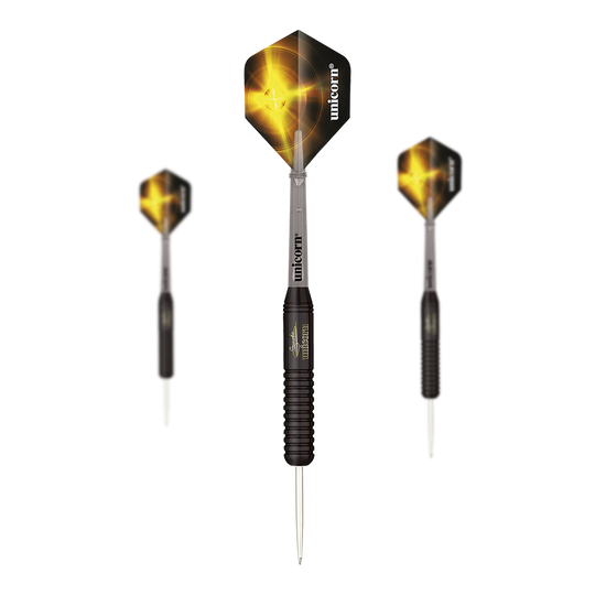 Ocelové šipky Unicorn Black Brass Gary Anderson V2 Das Bild zeigt drei schwarze Steeldarts der Marke Unicorn Black Brass Gary Anderson V2. Die Flights sind schwarz mit einem gelben Lichteffekt und dem weißen Schriftzug "unicorn".