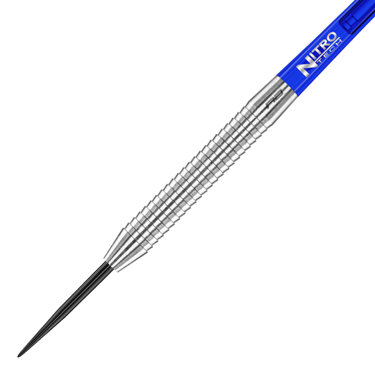 Das Bild zeigt einen Red Dragon Razor Edge Original Steeldart mit einem Gewicht von 24g. Der Dart hat einen silbernen, geriffelten Schaft und ein blaues Flight-Element.