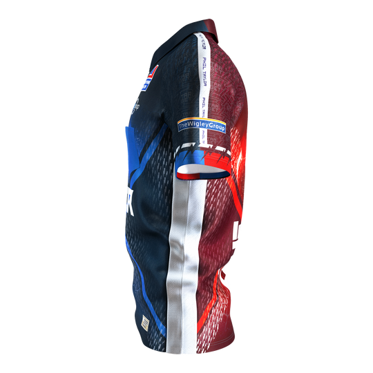 Tričko Target Coolplay Phil Taylor 2025 s motivem šipky Das Bild zeigt das Target Coolplay Phil Taylor 2025 Dartshirt in einer Seitenansicht. Das Shirt hat ein auffälliges Design in den Farben Blau, Rot und Weiß mit mehreren Sponsorenlogos.